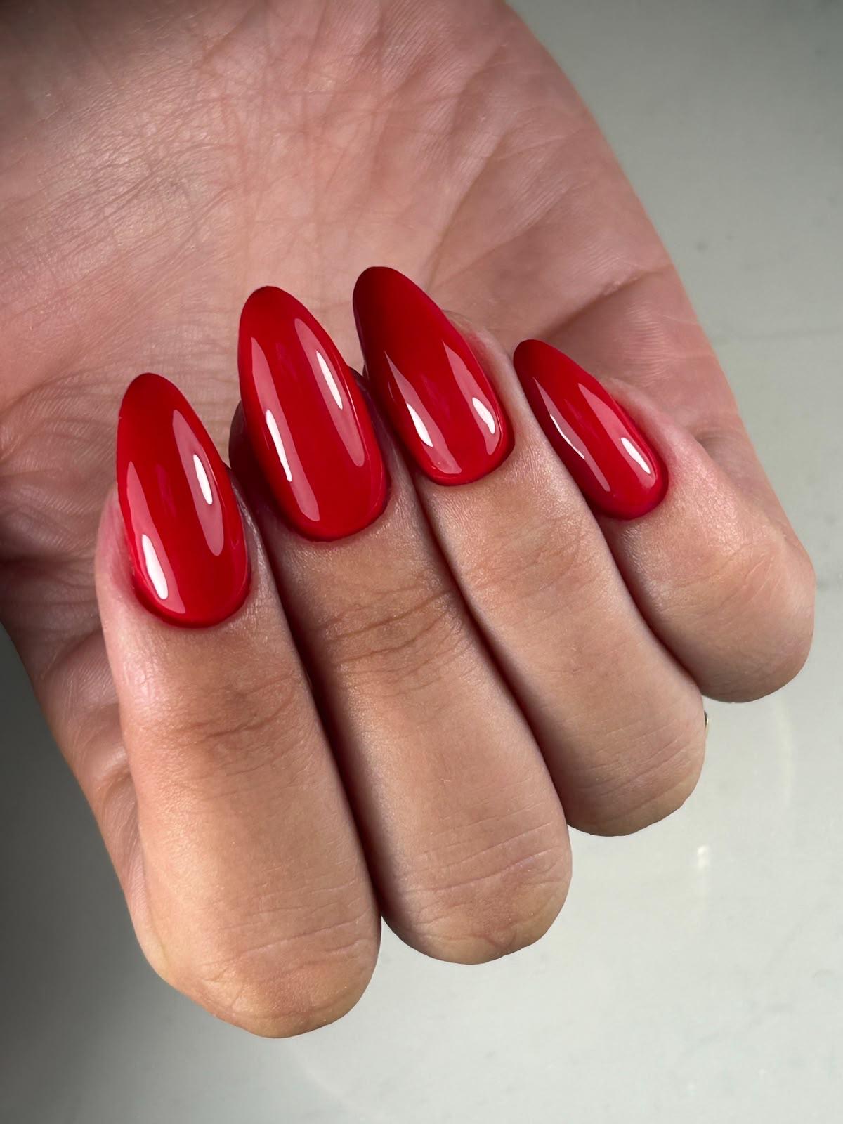 Pose semi-permanente rouge intense sur ongles amande longs
